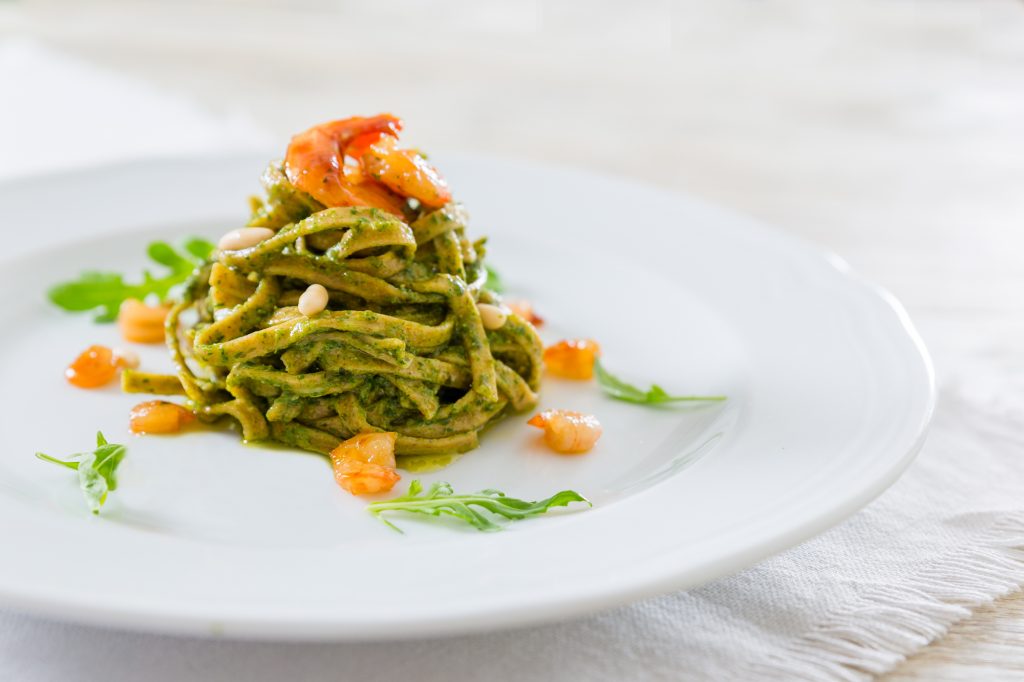 TAGLIATELLE INTEGRALI CON PESTO DI RUCOLA E GAMBERI CARAMELLATI