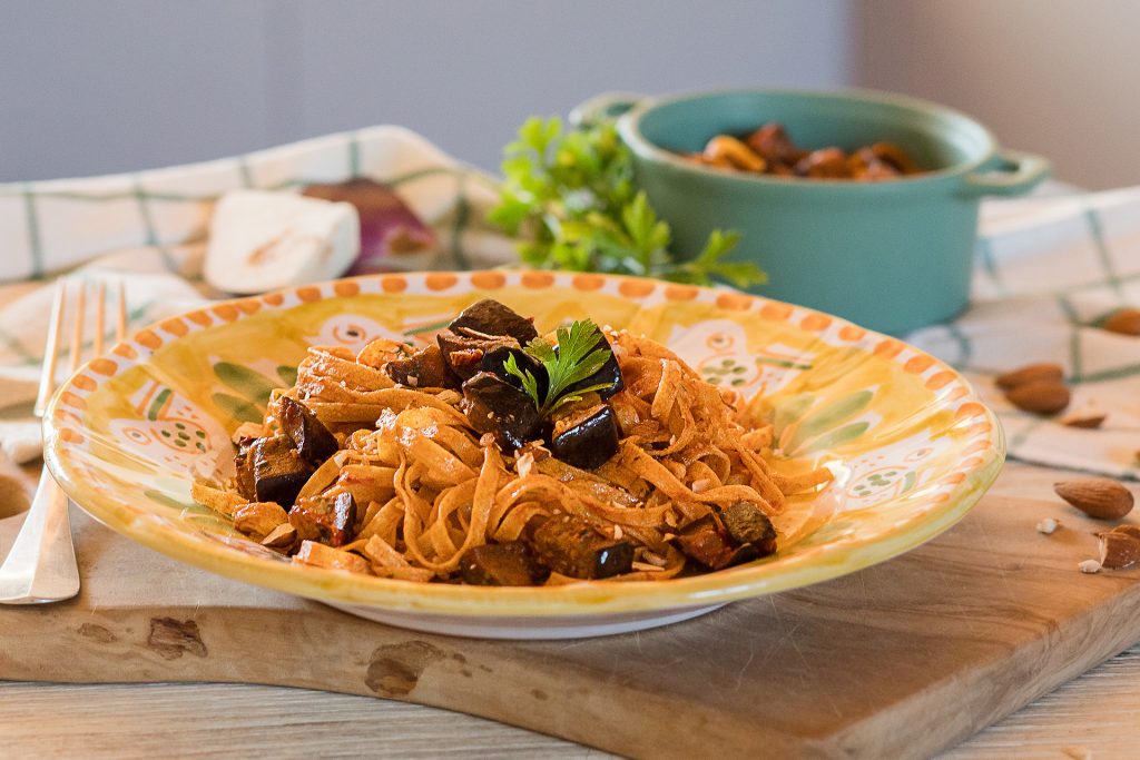 TAGLIATELLE INTEGRALI CON MELANZANE E MANDORLE