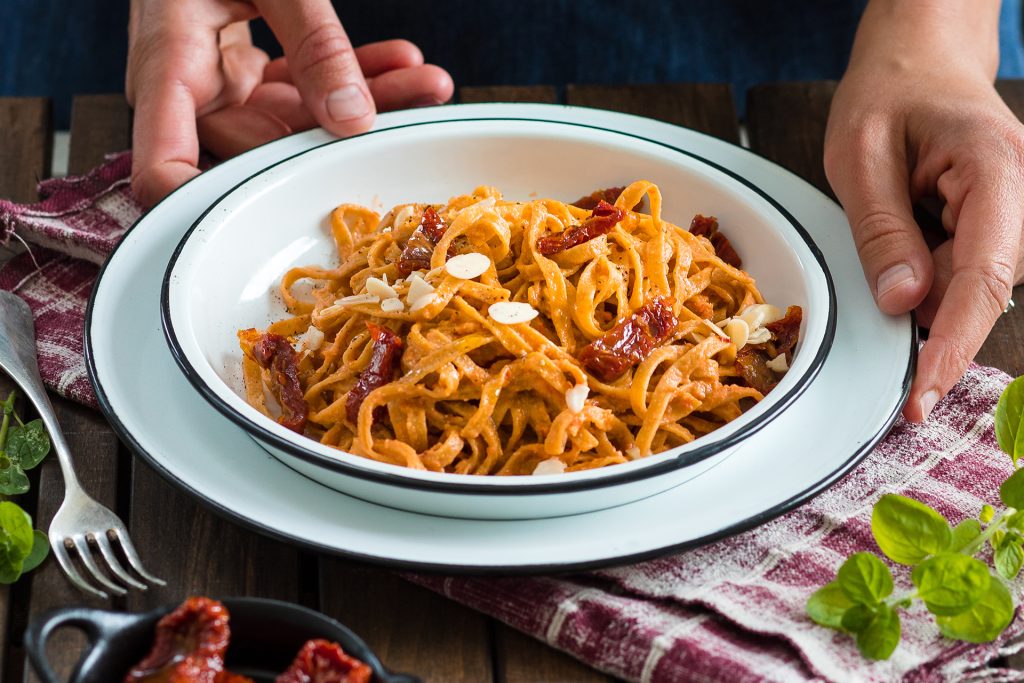 TAGLIATELLE INTEGRALI CON PESTO DI POMODORI SECCHI E RICOTTA