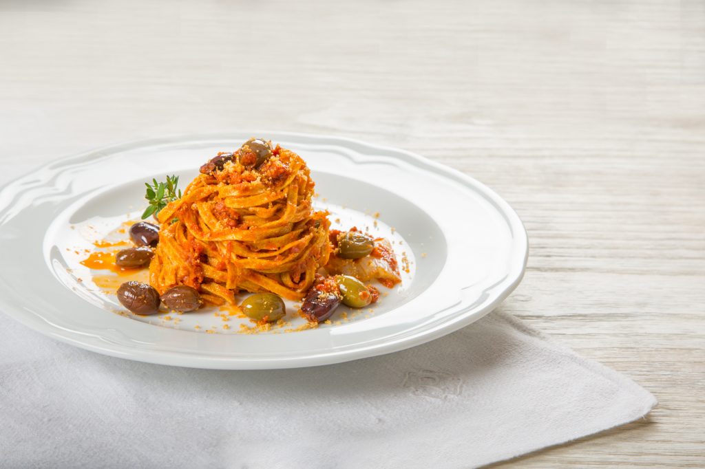TAGLIATELLE INTEGRALI CON PESTO DI POMODORI SECCHI E OLIVE TAGGIASCHE
